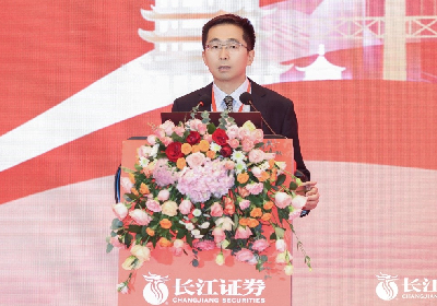 長(zhǎng)江證券首席經(jīng)濟(jì)學(xué)家伍戈發(fā)表演講。來(lái)源：長(zhǎng)江證券_副本.jpg
