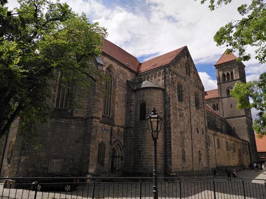 �����ֱ��Ǳ�ɽ�ϵĴ�������Ǻ���һ��ʯ�׵����ڵ���